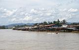 792_huizen langs rivier in een kustplaatsje, Noord-Sarawak